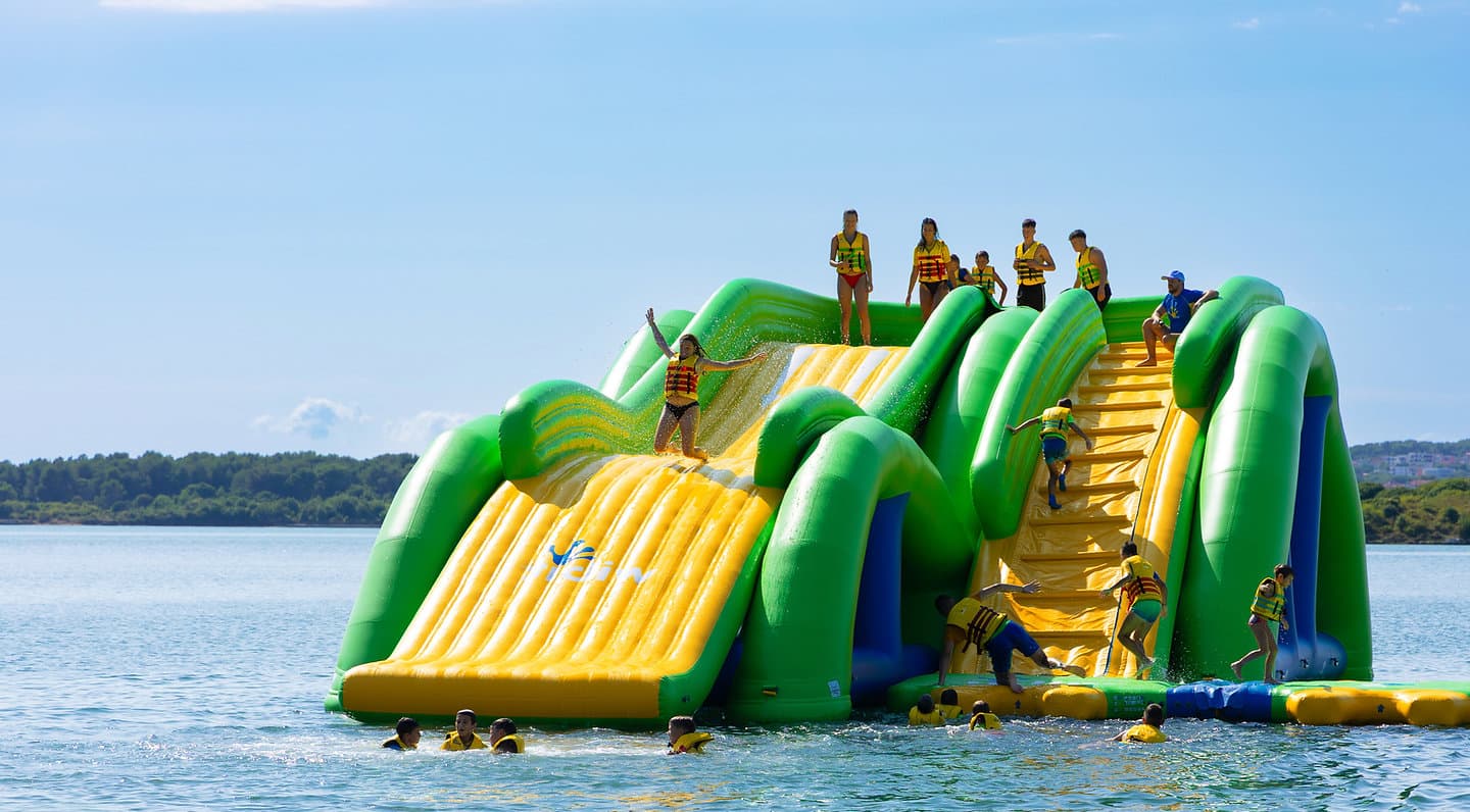 Parc aquatique gonflable sur le lac de Serre-Ponçon